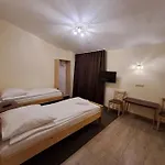 Dworek Staropolski شقة فندقية 2*