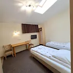 Dworek Staropolski شقة فندقية 2*