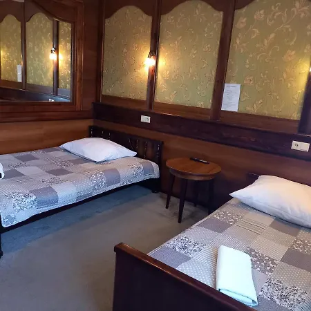 Aparthotel Dworek Staropolski 2*