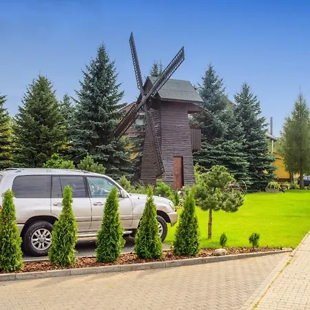 Dworek Staropolski شقة فندقية 2*